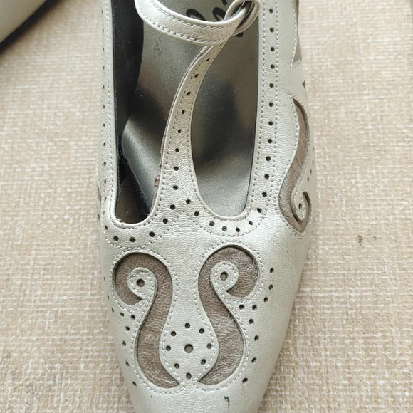 Ladies strappy leather heels. Size USA 8 1/2 Narrow.Vintage - Picture 8 of 8